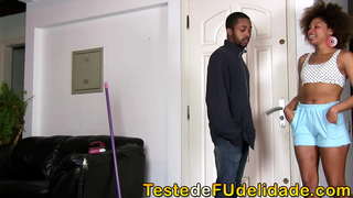 La estro de la plej sensacia belecoj amas rigardi en via servistino estas sexy Giovanna Bombom de muelanta via hejmo, uzante nur ruĝa tolaĵo sceno en plena-Ejo Testo de Fudelidade