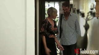 POETH MILF Busty Ddrylliwyd