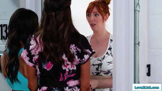 Stepmom kaj vicfilino iras por alfronti ĉikananto kaj girl redhead petas pardonon proponanta em 3some.Ŝi college la bruna kiel shes lekis
