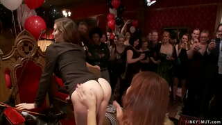 Zwei große Titten MILF slaves Simone Sonay and Syren de Mer in öffentlichen Bday party von mistress Princess Donna Dolore bekommen Kehle schlug