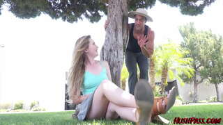 ���મગીન જોન્સ આમંત્રણ માળી પર ટ્રિમ તેના બુશ