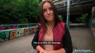 Студентска публична агентка се наслаждава на непознат, който се промъква в вагината си на улицата в Прага