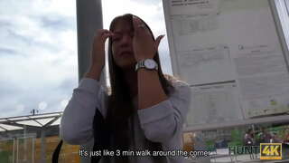 HUNT4K. સમૃદ્ધ માણસ ખરીદી કરી શકો છો ચુસ્ત કિશોર કે કિશોરી યોનિ અને કવાયત તેના બધા દિવસ સુધી