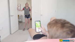 ���િટાઇટ સ્ટેપ્સિસ બ્રો સાથે તેની કુમારિકા ગુમાવે છે