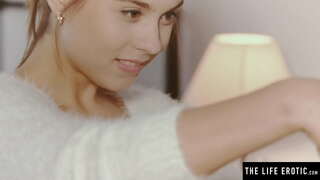 ���కర్షణీయమైన నల్లటి జుట్టు గల స్త్రీని గడియారాలు అద్దంలో ఆమె while masturbating