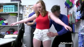 مفلس في سن المراهقة الكمامات على الثابت الديوك اثنين من الحراس