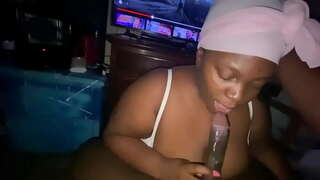 ���ોટા લૂંટ મોટી સુંદર મહિલા Backshots અને sloppy deepthroat