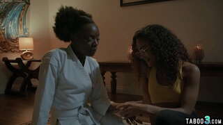 Gamay nga titted ebano sa mga batan-on sa licking ug fingering sa usag usa