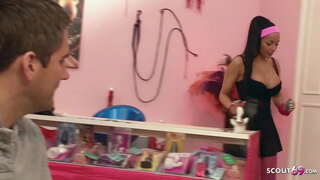 Amba Susu lan Bokong Becik Latina Teen tricked kanggo Jancok Atos ing Karya