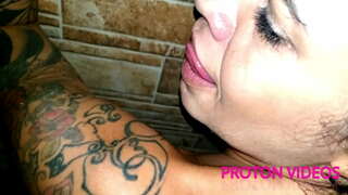 Душ сцена с секси блондинка