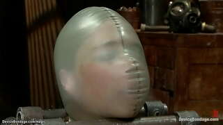 Blonde lesbiana andevo Kintana amin&#039;ny mahita amin&#039;ny alalan&#039;ny lingerie maintsy vy-fitaovana amin&#039;ny squating toerana mahazo omby prod dia mahazo pussy clamped sy fadiranovana ny dominatrix Claire Adams