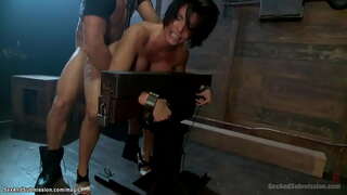Payudara besar si SEKSI Shay Fox dibuat merangkak dengan cambuk di gigi kemudian terikat dan bertekad lebih kasar fucked oleh ayam besar Ramon Nomar di penjara