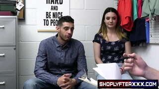 ���્યારે Kinsley કેન અને તેના બોયફ્રેન્ડ ઉપયોગ કેચ કરવામાં આવે છે એક ચોરી ક્રેડિટ કાર્ડ, નુકશાન નિવારણ વિષયો Kinsley માટે એક સંપૂર્ણ સ્ટ્રીપ અને પોલાણ શોધ.