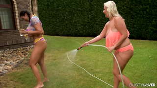 İki Busty Lezbiyen için yapay penis Ekleme ve Meme Emme