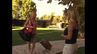 צעירה חמודה נערות קולג &#039; מי מחזיק שום דבר בחזרה - אנה, קליפורניה, אריקה לנשק, הולי הלסטון, Aniko, Nikoletta