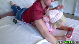 Սեռական геймерская նկարահանել է Ava Sinclair լքում է իր խաղը ու սկսում է զույգվել անդամ ընկերոջ հետ ու ստիպում նրան պրծնել նրա մեծ ծիծիկներ