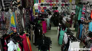 ���ෙල්ලෝ යොවුන් හැලී Spades තමන් වෙත ඇද ගැනීමේ හැකියාවක් කුකුළා වෙමින් ඇය මෝඩයෙක් එක්ක නිදාගත්තා පුදකිරීම එම අවස්ථාවේ දී