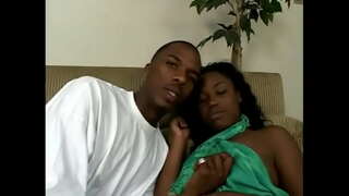 Ebony babe suce dur schlong noir puis se fait baiser dans toutes les positions