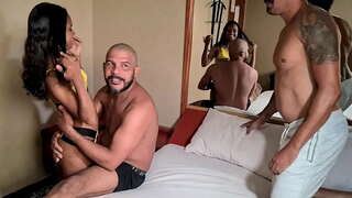 En la fono de la fronto de la fotilo por la marko-nova sweat, kaj la sento de du kokoj en ŝia pussy en la sama tempo, por la unua fojo kaj finanta kun tuta ŝarĝo de cum