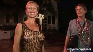 Nuda sexy amatoroj havanta amuzan unu la strato