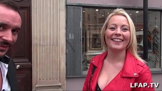 Jolie દુબળી પાતળી સ્ત્રી સોનેરી રોલિંગ aux સુંદર sodomisee કબર