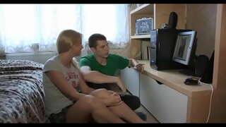 Jolie brunette fille chevauche la grosse bite