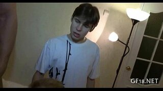 Перверзно момак у наочаре држи за руку