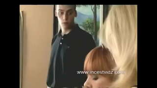 ƭ�骤妈妈和步骤的儿子访问的主要步骤的姨妈对她的生日