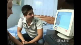 Άσχημη γκόμενα θέτει μακριά πόδια της.