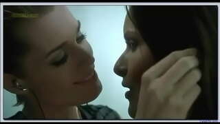 Rebecca Romijn Reif Rasmussen lesbiaidd kiss yn Femme Fatale