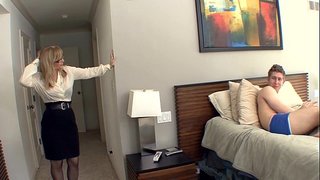 ���იდი ყლე ქერა ქალის თეთრეული