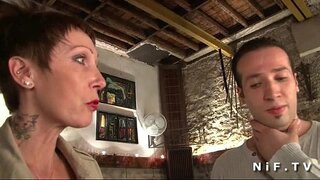 Big titted e tatuado francesa madura mete seu rabo apertado martelado