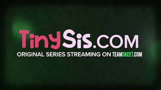 18 år gamle Ariana Grand er her for en ting og en ting bare, å bli KNULLET! Denne sexy ass skjønnhet elsker å se opp mot ansiktet ditt med en kuk dypt ned i halsen hennes og stønn i fryd da blir pl