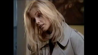 גינאַ ווילד דזשערקס איר מאן בשעת אויף די טעלעפאָנירן און מאכט אים קום איידער זי בלעטער