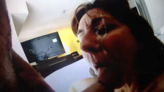 Cougar Schlampe hëlt eng grouss Last op Hirem Gesicht!