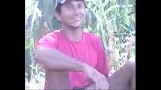 Vriend kollegas toon piel tydens die werk breek