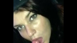 Meedchen vun niewendru gëtt Oralsex an schluckt cum