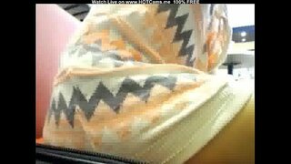 ���ોનેરી વાળ વાળી હોટી ચશ્મા સાથે જાહેર કાફે