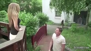 Kis vékony Tini szar a háziúr, az adósságok miatt 