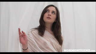 Jèn Mòmon An Fi Pwav Xo Absorb Yon Legliz Patwon Kòk Chante Nan Dèyè Yon Fèy Papye Blan