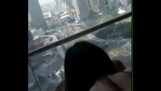 Milionar cules fato gritona în apartamentul său