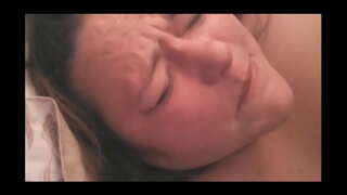 ���ક મોટી સુંદર મહિલા માતાનો ઉગ્ર ઉત્તેજનાનો અતિરેક ચહેરો