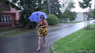 Зрела мама и Млада Лезбејка играју једни са другима