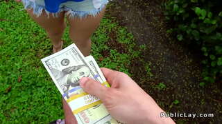 Bubble butt blonde bangs sa garahe sa publiko