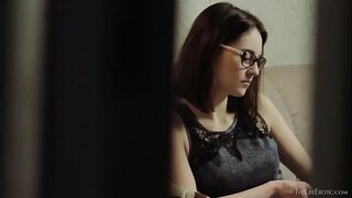 טינאַ ב ספּייינג אויף סאַדע מער