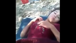 ���ામ કિશોર કે કિશોરી ઘર બહાર ભરવામાં આવે છે