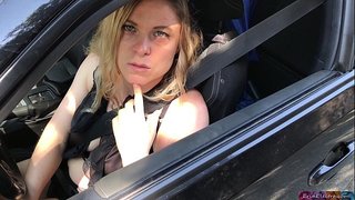 Блондинка забирает незнакомца и трахается у себя дома