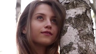 ���ીઠી યુવાન મહિલા નિકોલિના વૂડ્સમાં તેના કપડાં દૂર કરે છે