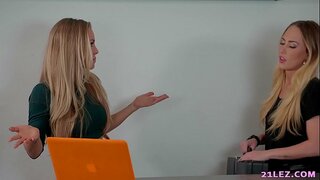 ���ેસ્બિયન એજન્ટ મળ્યો દ્વારા પડેલા એક સેક્સી જાસૂસ