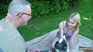 ���ુવાન સોનેરી બનાવે છે, જૂના માણસ, છોકરી ના મોં માં વિર્ય